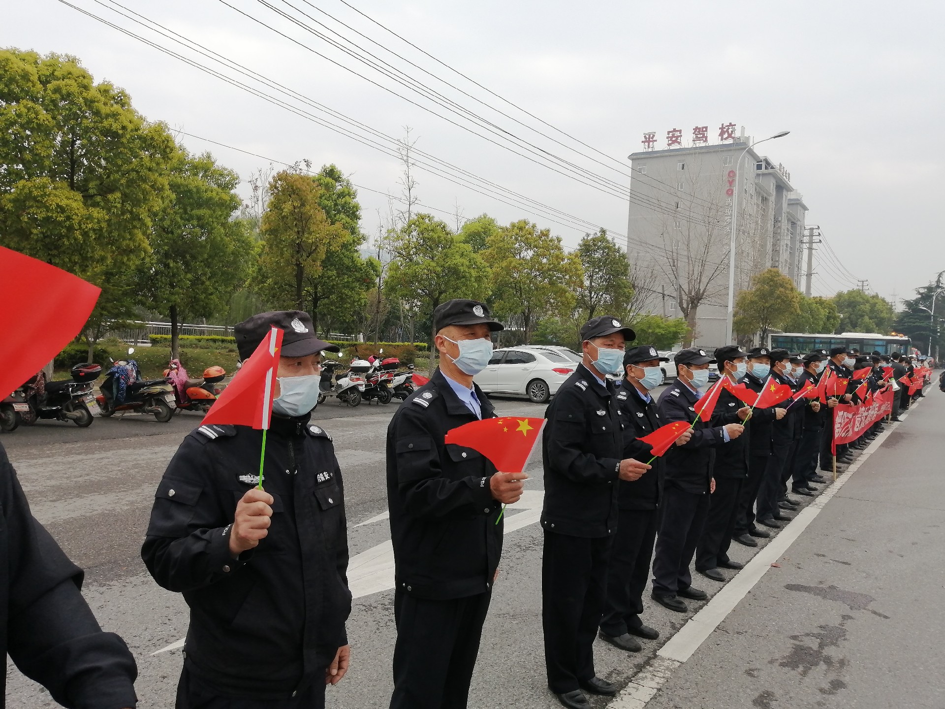 百佳物業(yè)黨支部組織公司黨員、入黨積極分子和百佳物業(yè)的佳人們?yōu)樵鹾厢t(yī)療隊(duì)送行