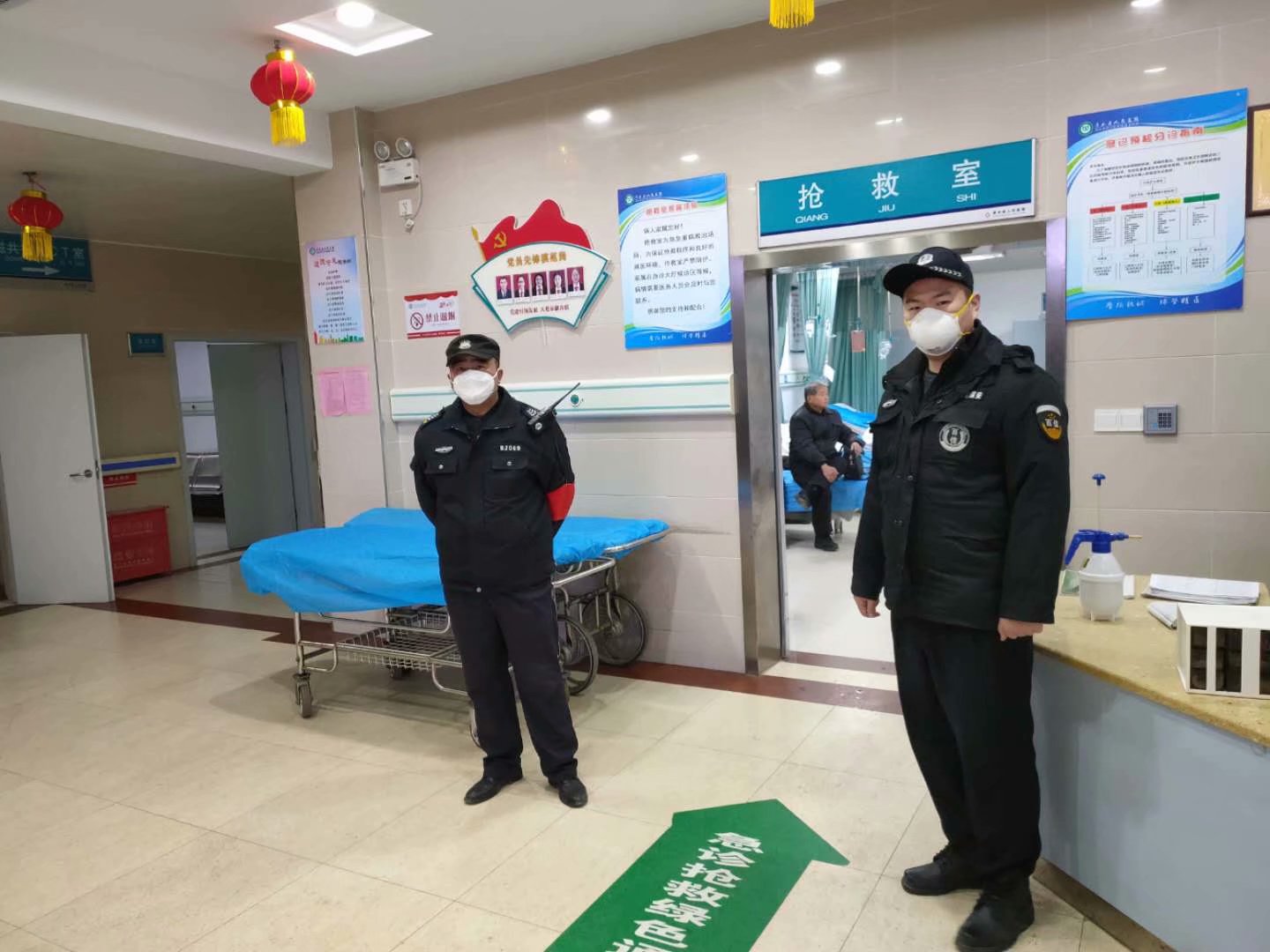 浠水縣人民醫(yī)院保安在疫情期間，擔負著感染科及整個院區(qū)的安保任務(wù)，承擔著護送病人檢查、送餐、各區(qū)域消殺毒等重要工作